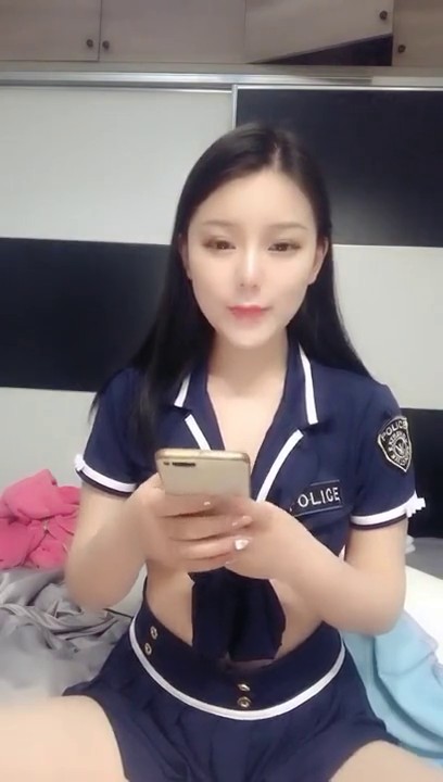 颜值不错妹子制服丁字裤诱惑 播放小视频边看边跳蛋震动道具抽插 很是诱惑喜欢不要错过