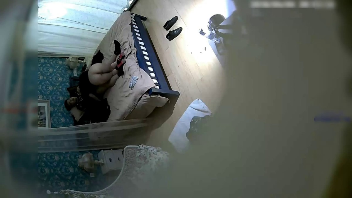 穿着很高大上的高跟连衣裙性感美女刚进房间就迫不及待拿出帅小伙的鸡鸡吸吮,接连要了2次,把男的都累瘫了!