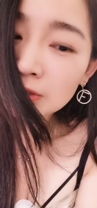 高颜值新人长发美女主播自摸秀 慢慢脱掉床上掰开逼逼毛毛比较多 很是诱惑喜欢不要错过