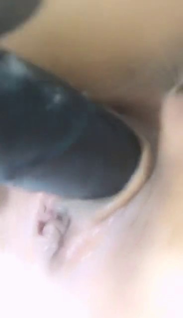 爱娇喘的小妖姬露脸情趣内衣诱惑，大黑粗假阳具插入骚逼，水多声音很骚，淫声浪语勾引你的欲望，期待哥哥来约