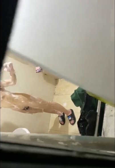 学校保安爬窗偷窥多位漂亮学生妹的洗澡