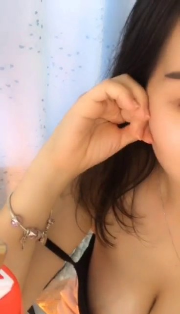 超大巨乳少妇手机直播裸秀 自摸舔奶头近距离特写逼逼小阴唇很是诱人 很是诱惑不要错过