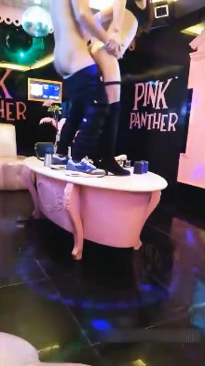 骚妹子KTV边嗨歌边口爆啪啪 玩得真刺激