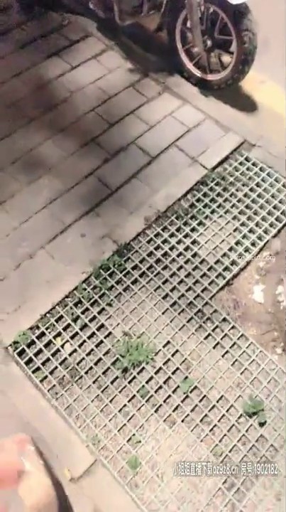 年轻漂亮主播你好迷人主播，没穿胸罩在马路边漏奶子给网友看，超刺激，野外紫薇喷水，勾引摩托司机公厕啪啪直播