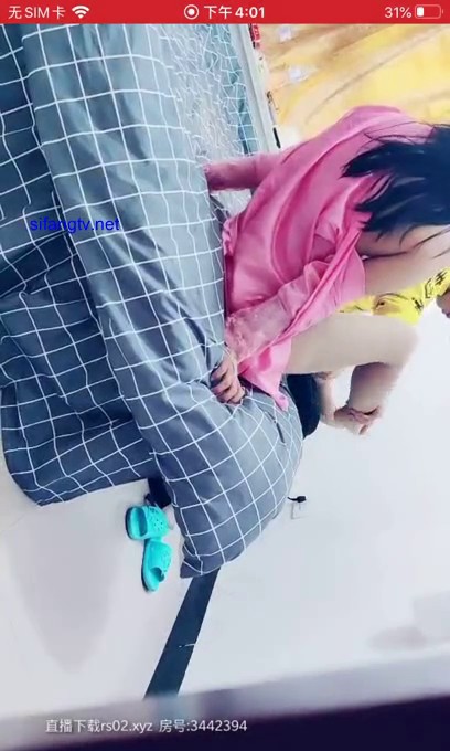 真实勾搭〖骚货老婆迷恋上外卖小哥〗绿帽男门后偷拍老婆勾搭外卖小哥啪啪做爱 多姿势爆操骚货干了半小时