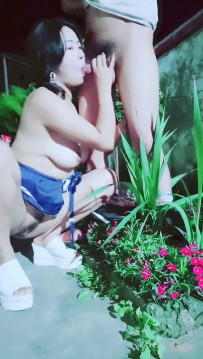 大奶子姐姐气质不错露脸跟小哥哥玩户外啪啪，把几把直接舔硬深喉给力，被小哥哥压在身下爆草插得深，直接射在逼上