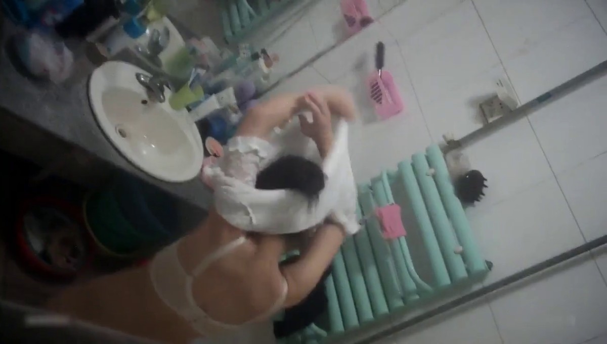 猥琐偷窥狂冒死爬窗TP合租房几位姐妹脱衣洗澡嘘嘘看的是真够过瘾的