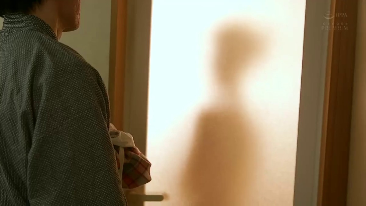 好色的父亲强奸了两姐妹，把姐妹俩变成他的性玩具