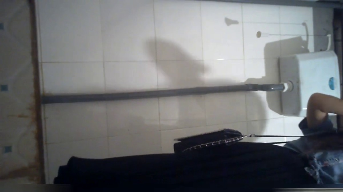 旅游景区服务区全景女厕偷拍样子很淑女的短裤美女的透明蕾丝内裤真性感