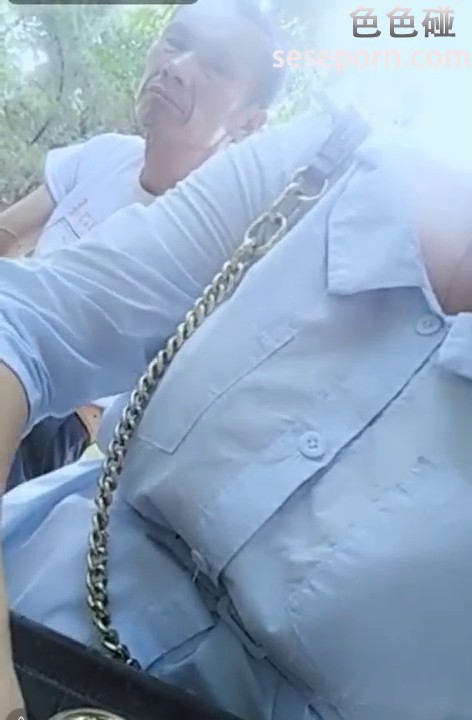 让人想不到样子清纯的妹子居然在公园色诱个老头到厕所调教舔逼喝尿吮脚趾看大爷那表情我也是醉了