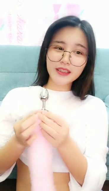 非常骚气眼镜妹子沙发上玩扩阴器 翘着屁股尾巴肛塞插菊花 很是诱惑喜欢不要错过