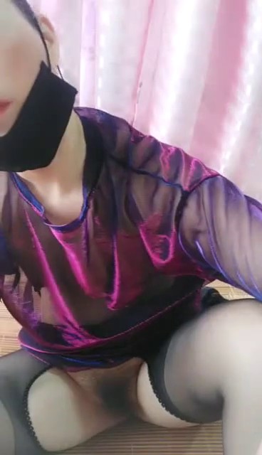 黑丝高跟情趣小少妇露脸，一个人寂寞在家陪狼友互动，第一次直播玩的不是很开，奶子很挺逼逼很粉，看着就想干