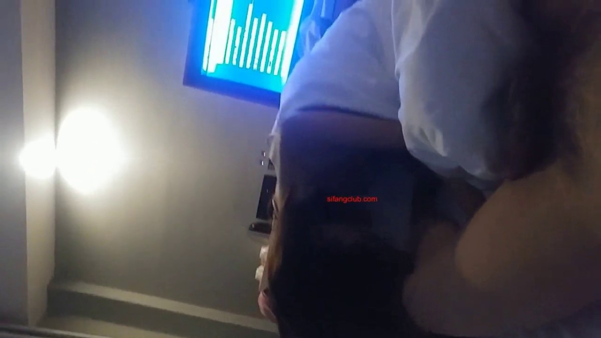 真实自拍-口活超棒的高颜值性感大学美女把男友鸡鸡舔的像个棒槌一样硬后才让操,逼逼又白又嫩,插的淫叫.国语!