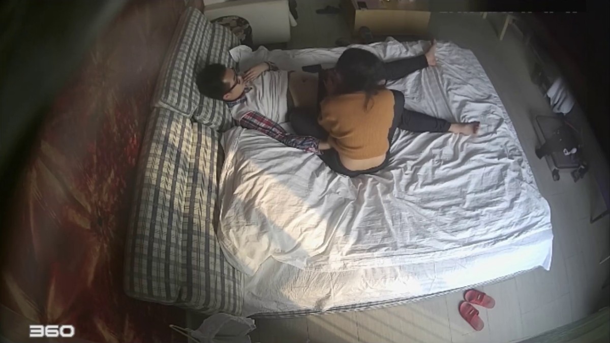 性福眼镜小伙想与女友造爱无奈来大姨妈了眼镜美女只好又用嘴又用撸的很卖力搞到射边弄边聊听男的呻吟很爽