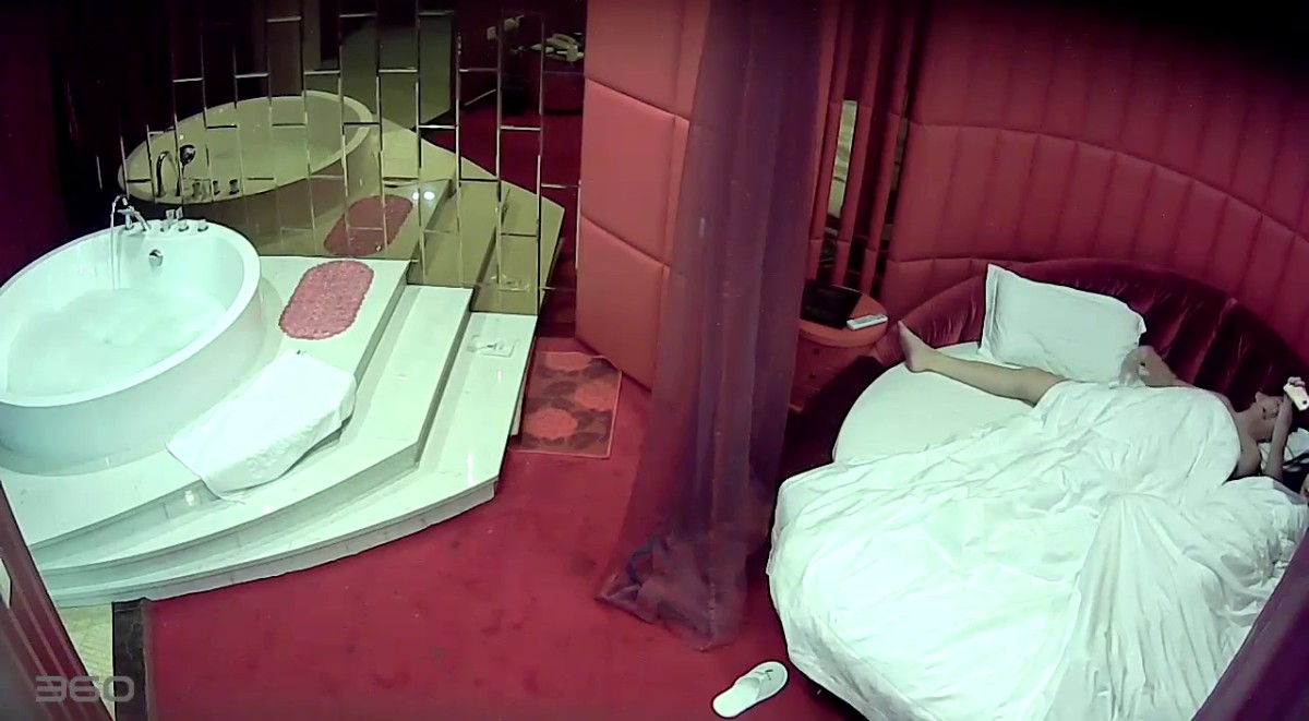 有家部门小领导与单位苗条大长腿长发妹子偷情很会玩鸳鸯浴水里啪啪回床抓头发猛干尖叫说快射我不行了国语