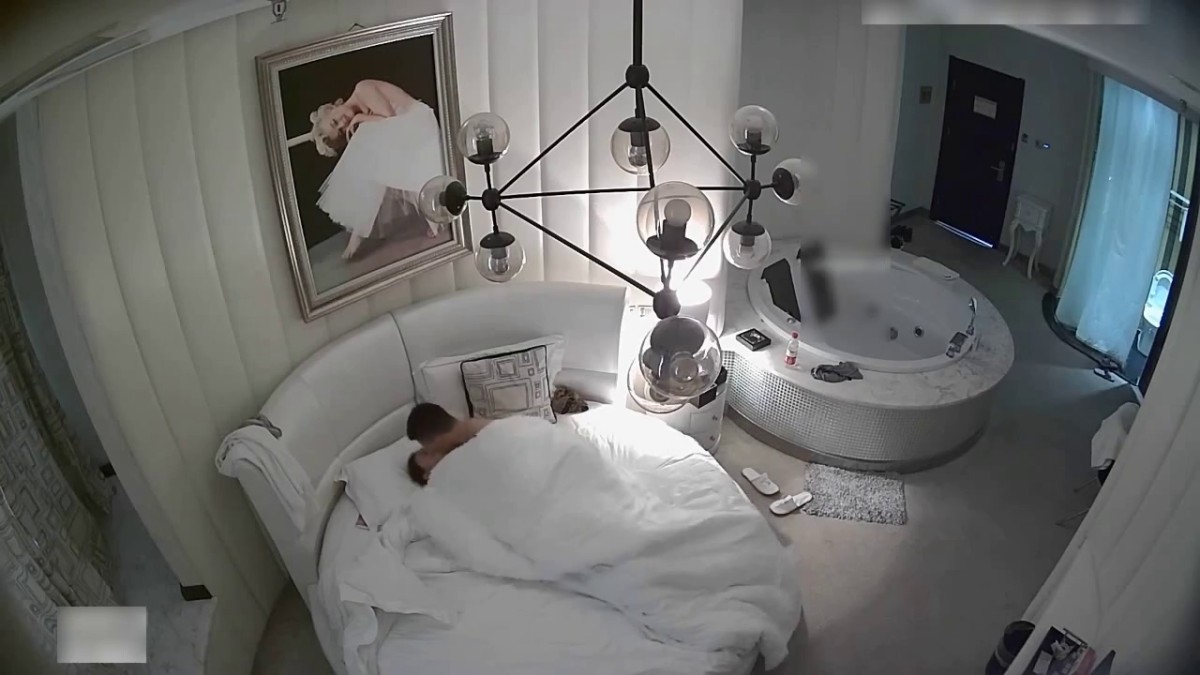 白皙性感的漂亮美女和自称很厉害的大叔酒店约啪,说：我要,不许射啊,才18分钟,还吹牛1个小时.男说我怕你挺不住!