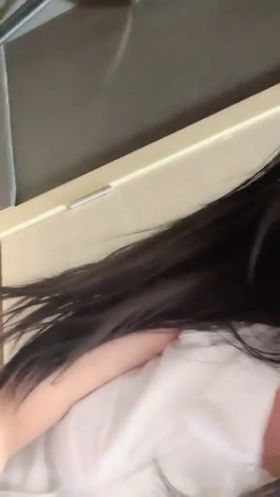 自拍 香港中文系极品大学美女趁宿舍没人开着音乐先揉咪咪再扣B自慰过程流出,第一次见那么大的纯天然豪乳,流口水了！