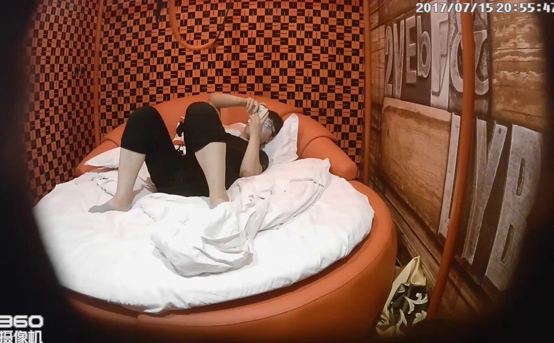 钟点情趣炮房四眼部门经理与清纯漂亮年轻女下属开房月经期间啪啪啪操一会男说有股血腥味妹子表情好销魂对白清晰