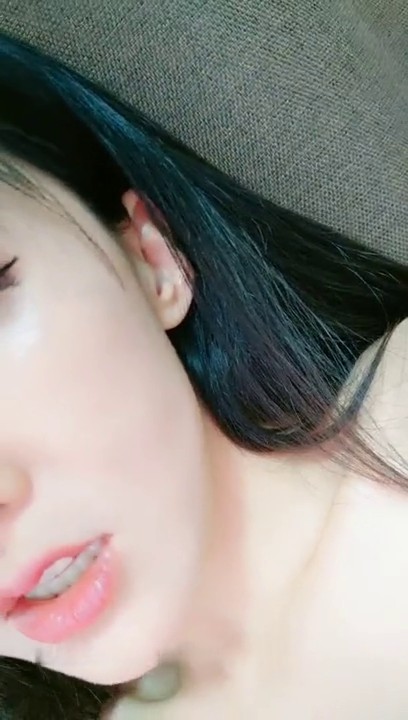 骚气老牌主播瞳孔自慰扣逼秀 跳蛋塞逼逼足交按摩器扣逼近距离特写 很是诱惑喜欢不要错过