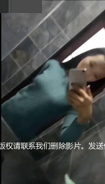 高颜值长发美女手机直播 尿尿给狼友粉丝看！