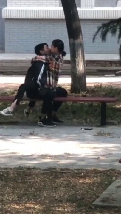 网曝门事件X东财大学生宿舍大院情侣啪啪被几个躲在宿舍的同学围观流出第2部