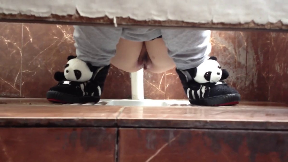 厕拍大神新作潜入师范学院女厕偷拍了不少妹子为了拍脸俯视个靓妹差点被发现