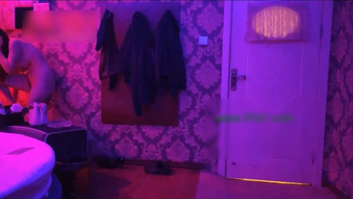 嫖J达人水疗洗浴会所寻快活站了一排妹子任你挑选看中一位苗条川妹子技术到位先口嗨再打炮国语对白