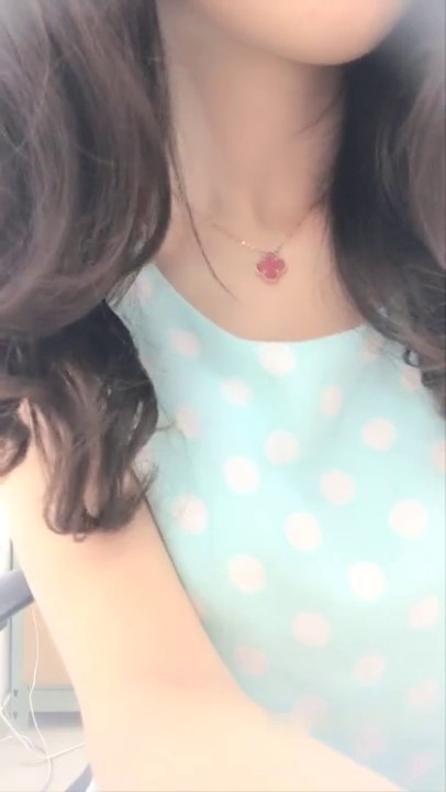 苗条身材美乳小秘书上班时间厕所诱惑 跳蛋塞逼逼去厕所自摸奶子拔出跳蛋尿尿 很是诱惑不要错过