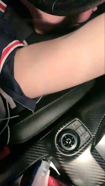 高颜值妹子夜晚户外车上口交 摸吊掏出来舔JJ再漏出粉嫩奶子非常诱人 很是诱惑喜欢不要错过