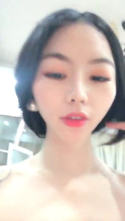 高颜值苗条身材美女丑曦粉色短裙诱惑 撩起裙子漏逼逼非常粉嫩卫生间自摸喷水 很是诱惑喜欢不要错过