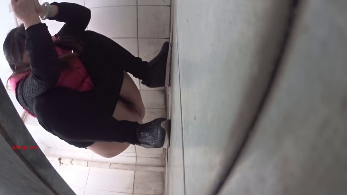 中午午休无聊潜入隔壁单位女厕偷窥嘘嘘有个带玉镯的妹子颜值不错