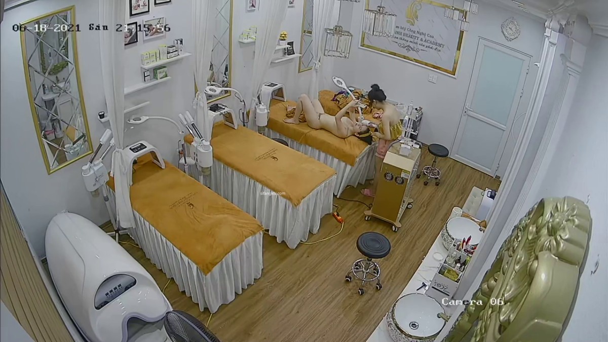 稀有黑客破解美容院 摄像头偷看女顾客脱光衣服保养乳房和刮阴毛美容师没人的时候偷偷给自己的逼去毛1