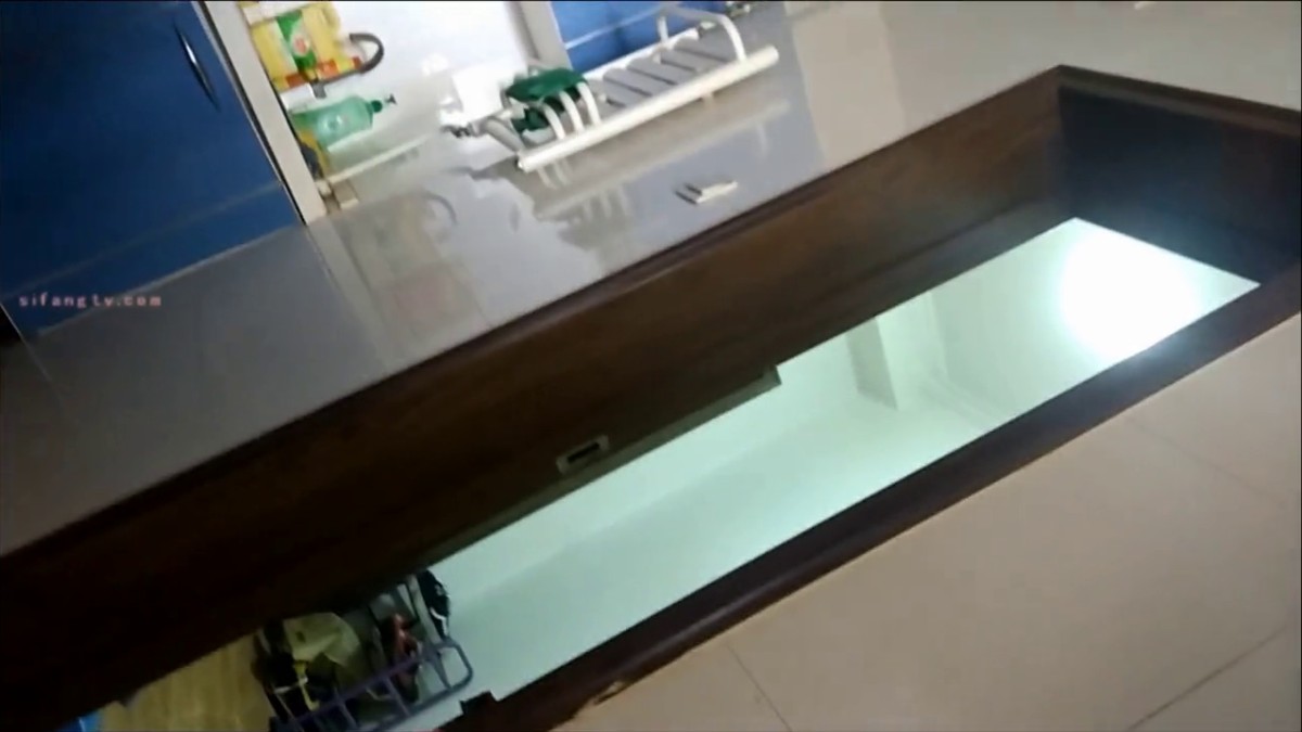 公司外租公寓宿舍美女同事常常只穿宽松裙子不穿内裤胸罩做饭扫地,冒死偷拍,还趁机下安眠药进她卧室摸B