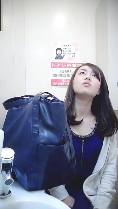 最新流出角度正点偸拍美女如云高级餐厅各种风格气质美女方便牛仔背带裤靓姐姐擦BB的姿势很诱人