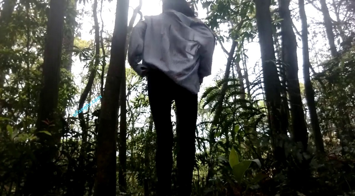 【真实流出泄密系列】98山东大学李某某 野外露出+酒店紫薇~很清纯2