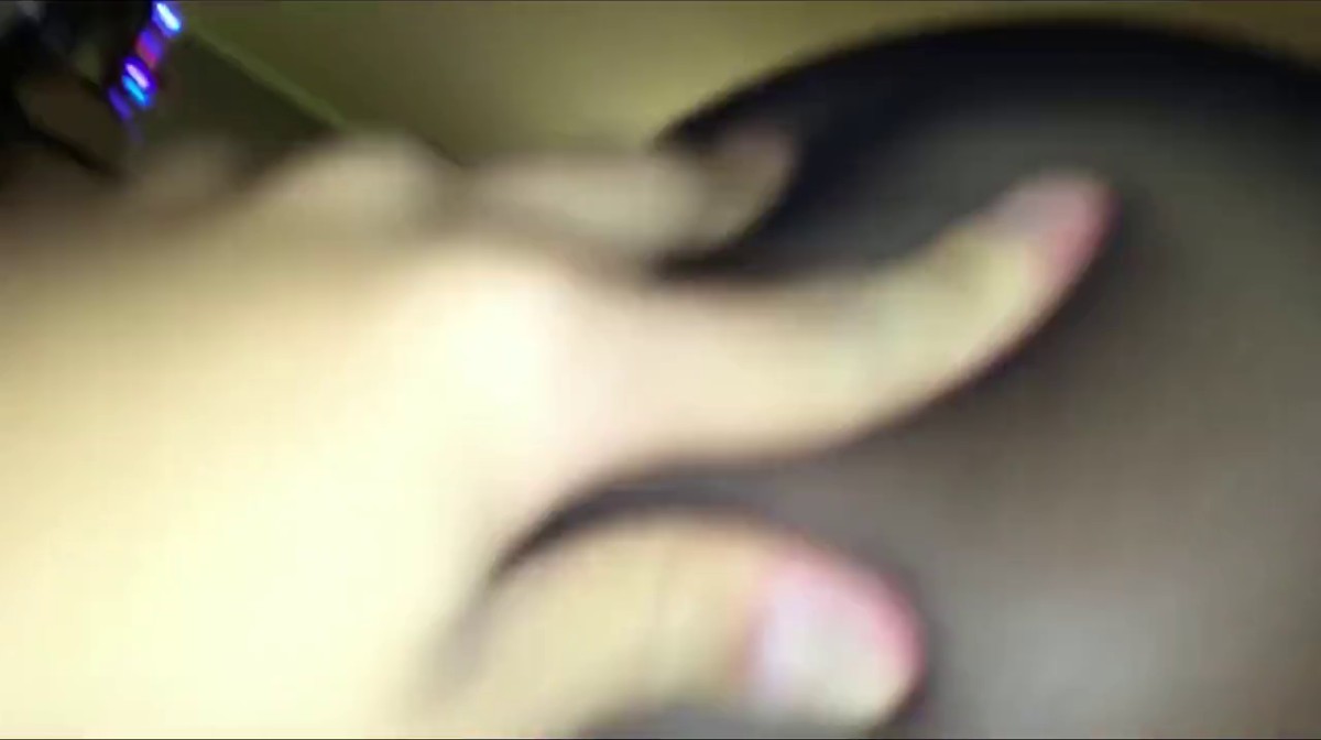 经常一块遛狗结识的少妇他老公出差邀我去她家玩穿着黑丝情趣内衣摸她两下奶子下面就湿漉漉了