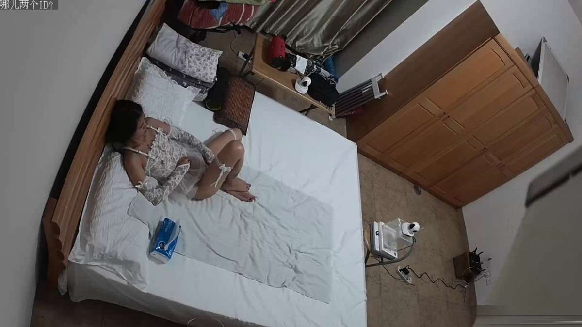 居家网络摄像头被黑TP恩爱有情调中年夫妻过性生活骚妻特意穿上网上新买的蕾丝情趣装69口交毒龙玩的快活