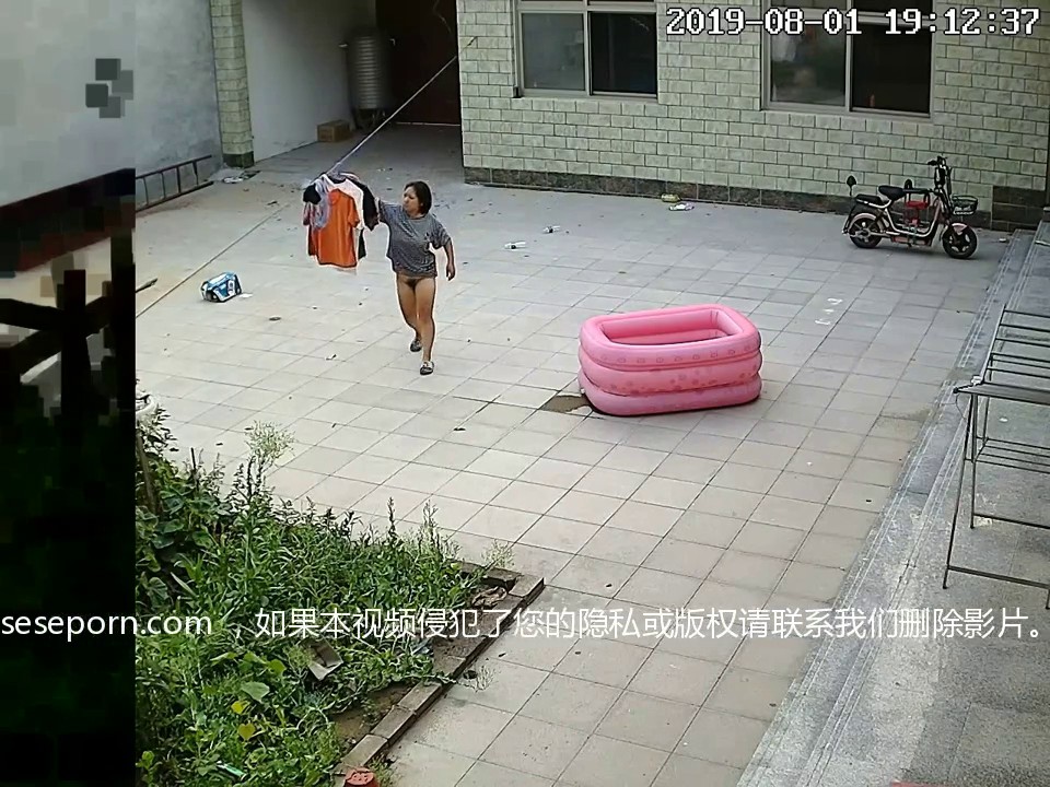 八月新流出破解农家小院摄像头偷拍喜欢不穿衣服出来收衣服的少妇全裸推电动车的样子真搞笑