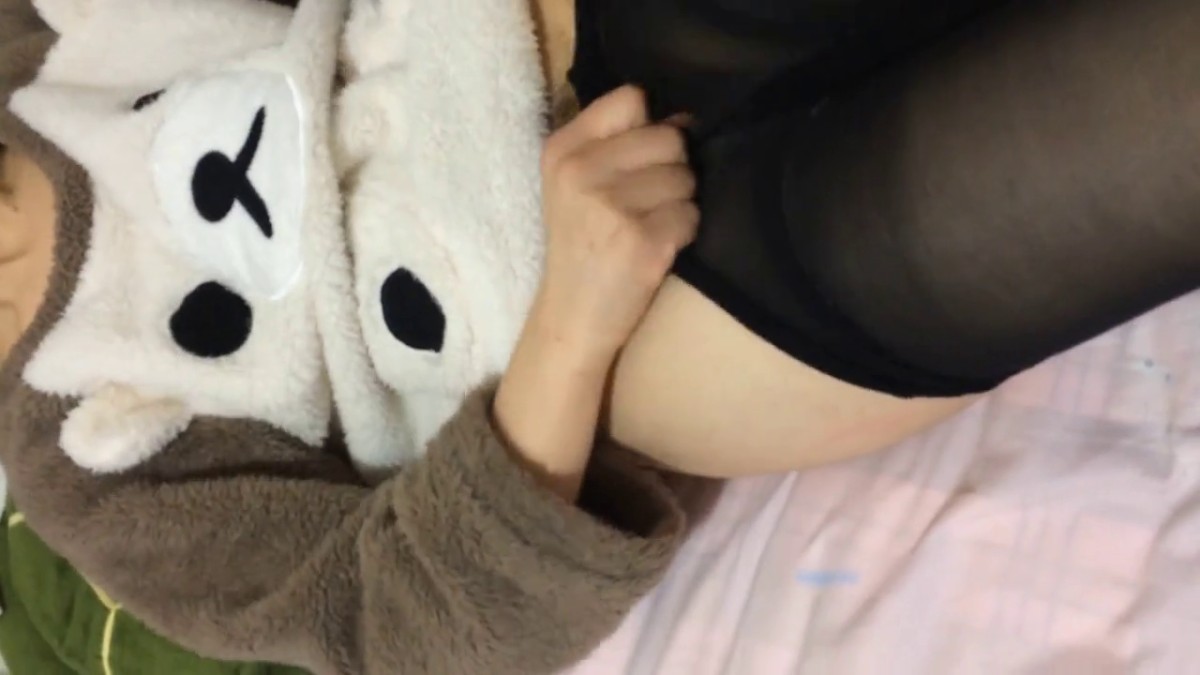 外表清纯可爱眼镜妹与热恋中男友出租房爱爱穿上黑丝袜搞妹子嘴上说他有病还迎合着很乖国语对白1080P原版