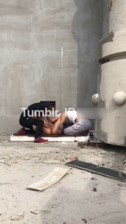 汤不热流出某大神博主把老婆绑在景区的石洞里叫来几个单男来玩