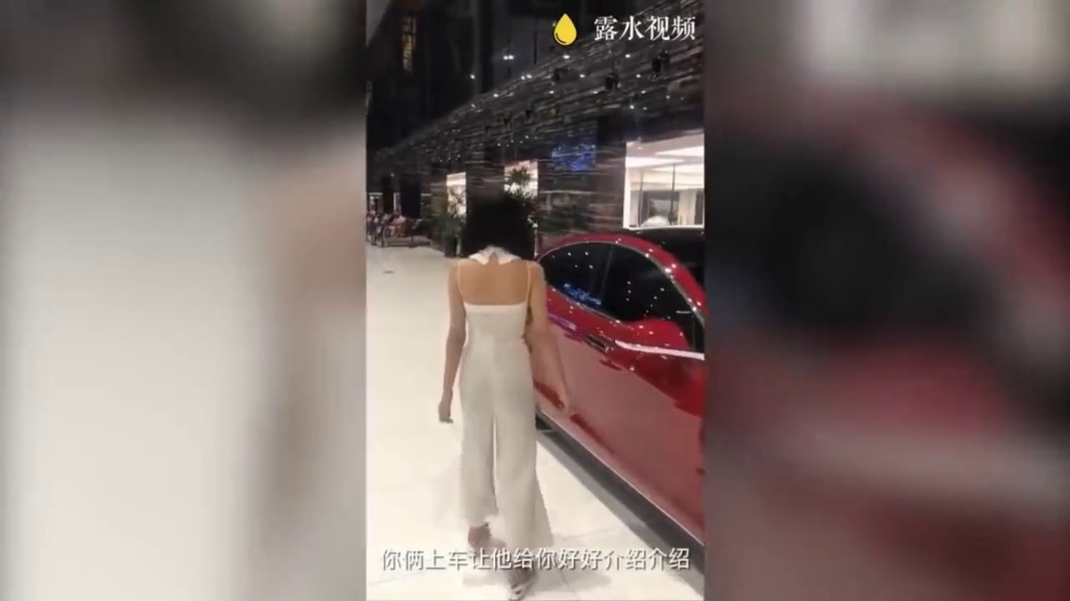 【网爆门事件】超骚嫩模车展现场趁着人少，被男友强行塞入遥控跳单，手机控制真刺激