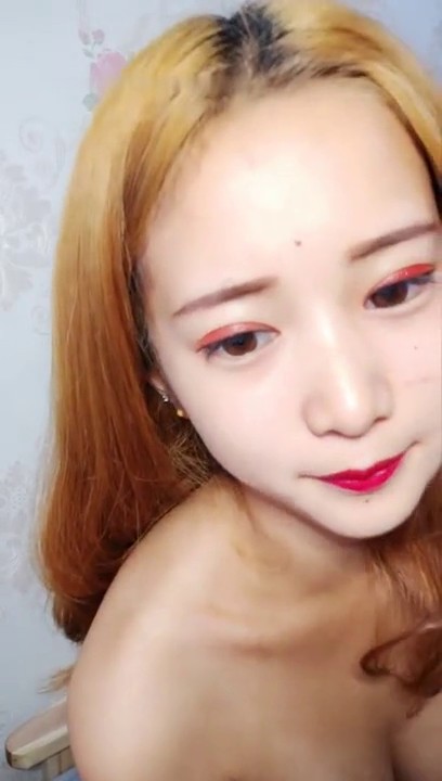 颜值不错金发妹子全裸自摸诱惑 身材不错美乳椅子上张开双腿掰开逼逼特写 很是诱惑喜欢不要错过