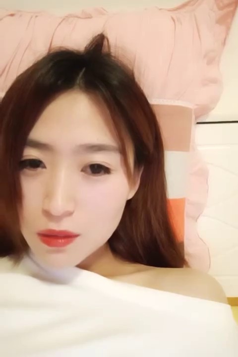 新来的美女第一次播露脸，非常温柔可人笑得很甜，捂着奶子揉捏很诱惑，被狼友调戏的漏出骚逼很粉真刺激