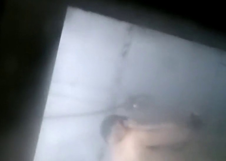 最近在城中村出租屋发现个宝地几个白领姐姐合租房浴室眼镜妹在给谁发短信呢