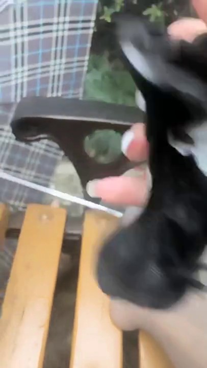 颜值不错骚气妹子户外自慰秀 开裆灰丝路边椅子上拉扯跳蛋喷水还有人经过 很是诱惑喜欢不要错过