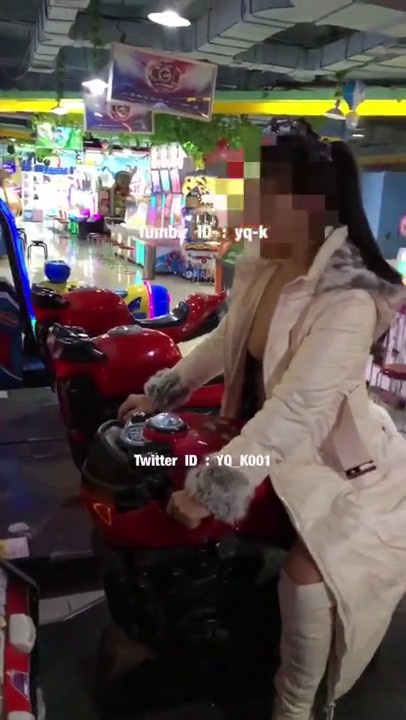 推特绿帽大神YQ-K贡献自己的老婆露出-老婆在游戏机室露出