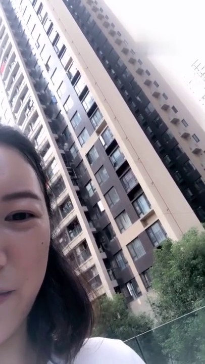 白衣大奶少妇直播公厕尿尿 小露逼逼微毛看着非常诱人 很是诱惑喜欢不要错过