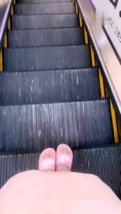 颜值不错妹子九儿骑车去商场户外秀 跳蛋塞逼逼厕所拉扯喷水内衣店换装 很是诱惑喜欢不要错过