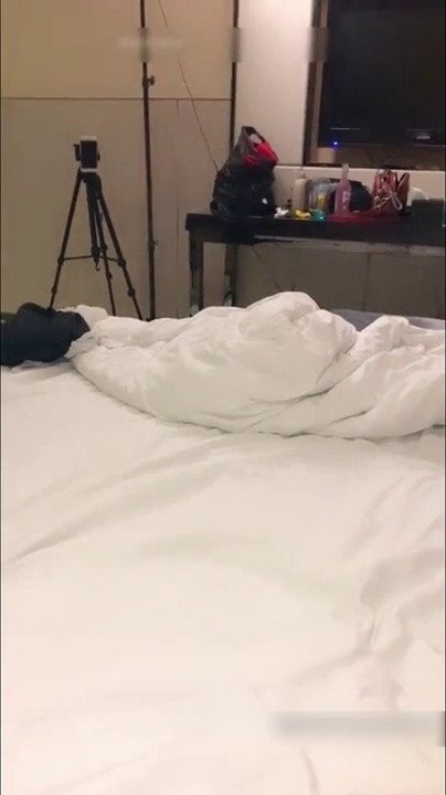 开眼看世界！领略北京顶级会所八万八亲姐妹！玩不起还看不起了？还颜射妹妹的脸上一脸精子