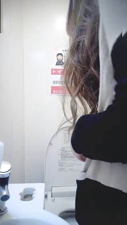 外站流出潮流商场女厕坐厕偷拍美女嘘嘘黑内裤妹子前前后后擦得真仔细